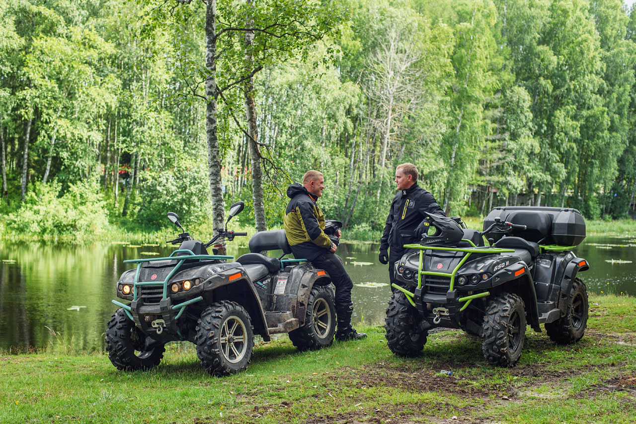 Квадроциклы RM 650-2 и RM 500-2, экстерьер у озера с водителями