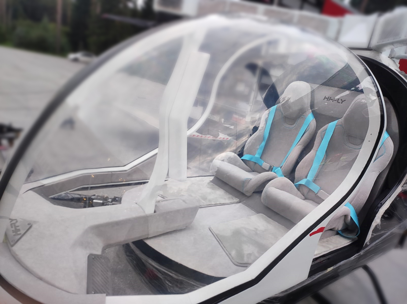 Аэротакси Hi-Fly, интерьер сидений и ремней, вид через фонарь